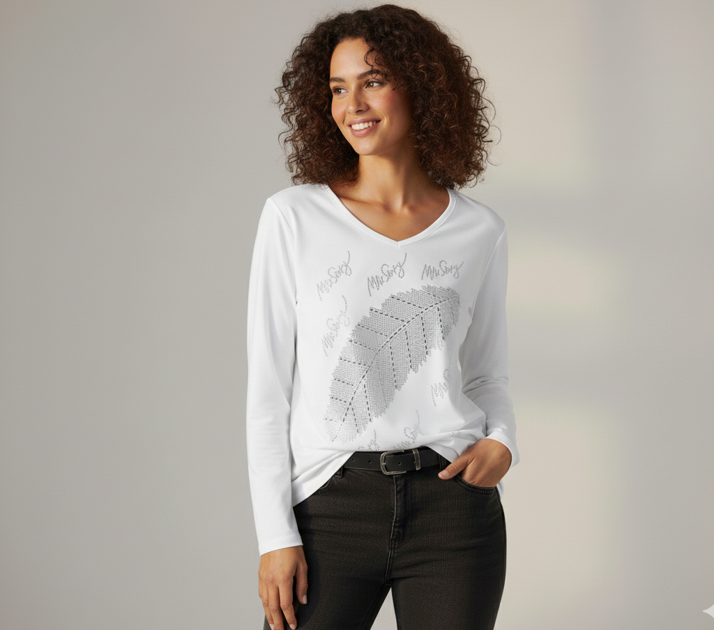 Mujer posando con camiseta blanca de manga larga con estampado de pluma gris - Eclipse de Belleza