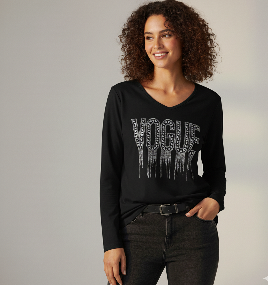 Modelo con camiseta negra de mujer con letras Vogue plateadas - Eclipse de Belleza