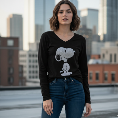 Modelo con camiseta negra de manga larga de Snoopy y cuello en pico frente a edificios - Eclipse de Belleza